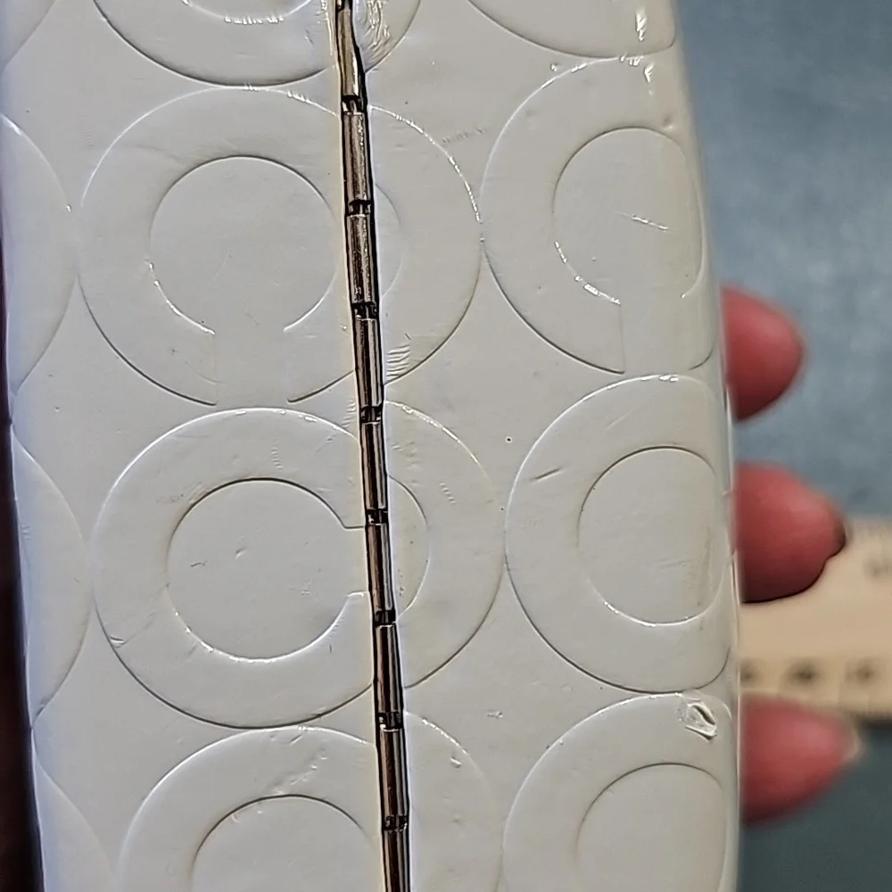 COACH sunglasses case. Hard..cream color withtan felt like‎ interior.